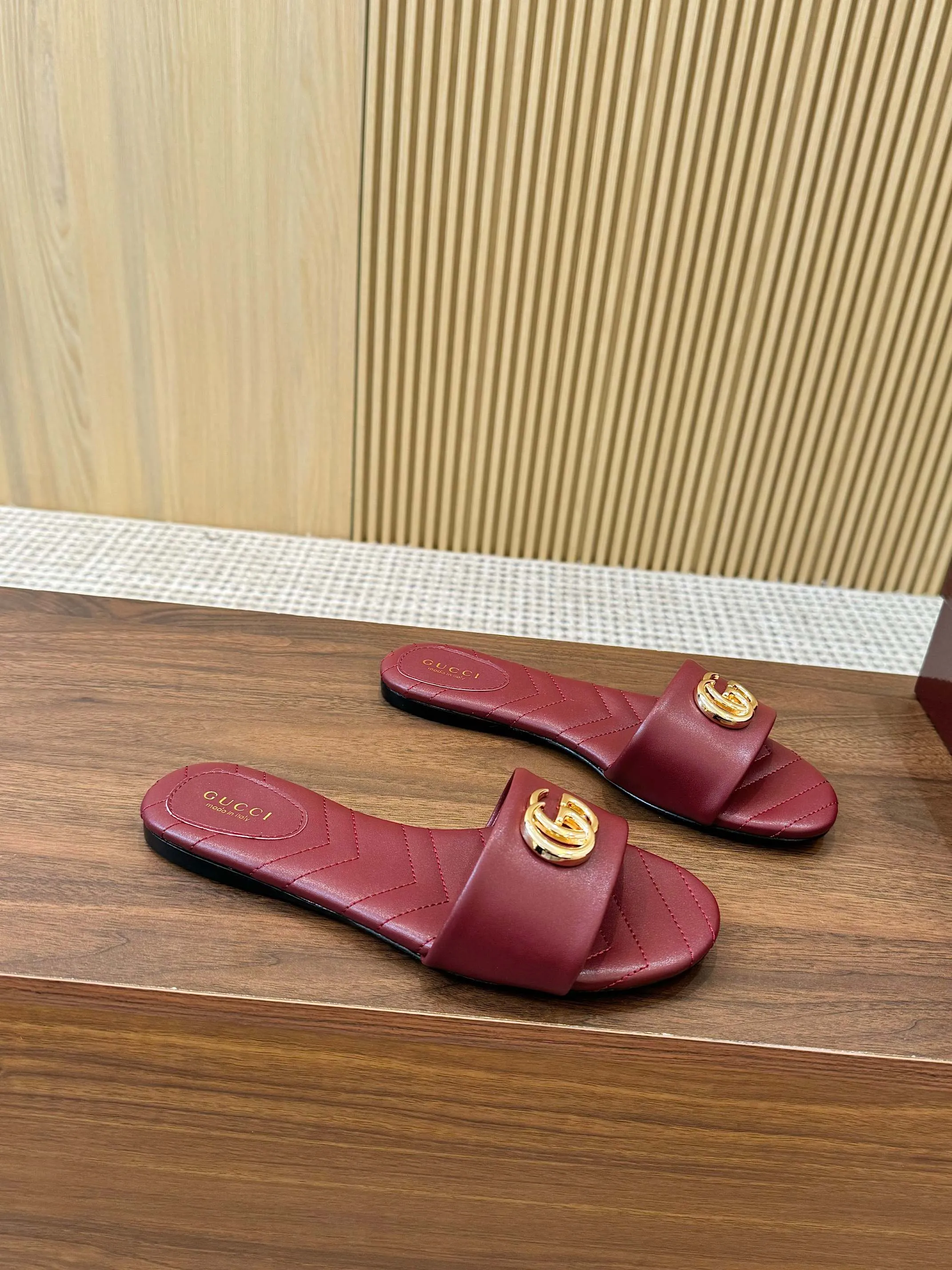 👟👟Ex-factory price 440👟👟 💯💯💯Gucci 2025 spring and summer latest popular slip-on sandals series... [Round toe] Latest double G buckle. Embroidery style Original quality 🍃Original European style, 💥perfect on the feet💃💃When worn with this shoe, it is elegant and crystal clear. No matter the materials of the accessories, they are all customized one by one. You must go to get the original version. The whole series is full of exciting and innovative elements. The texture of different materials, the texture of the materials, and the expression of the materials have a strong artistic atmosphere... ❶ Upper: imported cowhide ❷ Inner lining: customized imported sheepskin ❸ Foot pads: customized imported sheepskin ❹ Outsole: imported Italian genuine leather outsole ❺ Heel height: 1.5CM ❻ Packaging: Original full set of packaging ❼ Code number: 35-43 (41.42.43 customized is not returnable)
